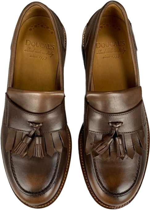 Scarpa uomo Doucal's mocassino in pelle marrone con punta sfumata, stile moda uomo, loafer elegante.