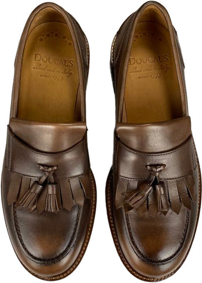 Scarpa uomo Doucal's mocassino in pelle marrone con punta sfumata, stile moda uomo, loafer elegante.