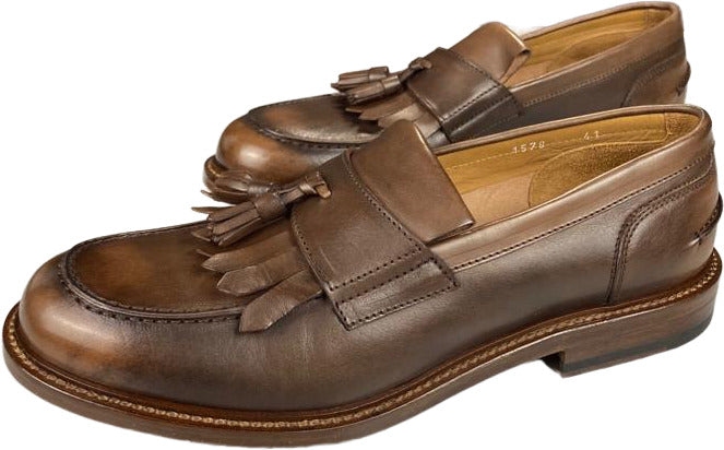 Mocassino uomo Doucal's in pelle marrone con punta sfumata, scarpa elegante stile loafer per uomo.