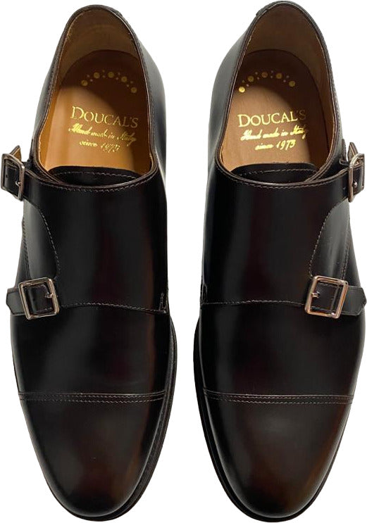 Scarpa uomo Doucal's loafer in pelle testa di moro con doppia fibbia e punta cap toe, stile elegante e classico.
