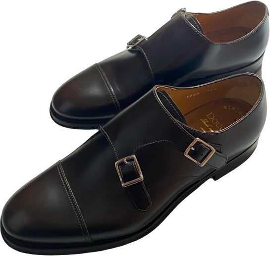Scarpa uomo Doucal's loafer in pelle testa di moro con doppia fibbia e dettaglio Cap Toe, stile elegante e sofisticato.