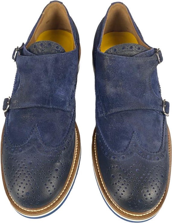 Scarpa uomo Doucal's loafer con doppia fibbia, dettaglio brogue e fiore in punta, in pelle scamosciata blu.