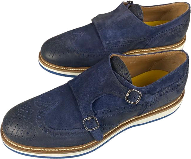 Scarpa uomo Doucal's loafer brogue in pelle scamosciata blu con doppia fibbia e fiore in punta, stile elegante e sofisticato.