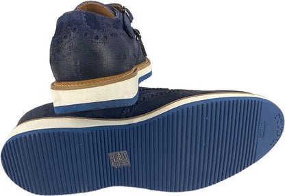 Scarpa uomo Doucal's loafer brogue blu in pelle scamosciata con doppia fibbia e fiore in punta, stile elegante e casual