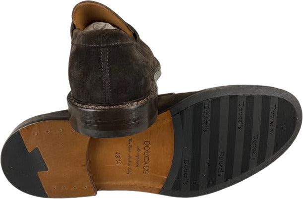 Scarpa uomo Doucal's mocassino in pelle scamosciata marrone, stile loafer elegante, vista frontale.