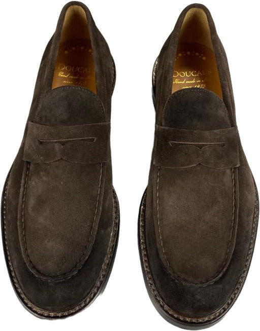 Scarpa uomo Doucal's mocassino in pelle scamosciata marrone, modello loafer in stile elegante e confortevole.