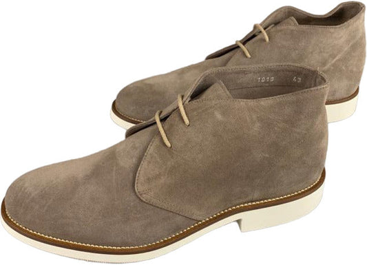 Scarpa uomo Doucal's stivaletto polacchini in pelle scamosciata beige, modelli di moda uomo con suola robusta e design elegante.