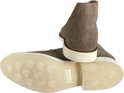 Stivaletto uomo Doucal's in pelle scamosciata beige, stile polacchini, con suola robusta e design elegante.