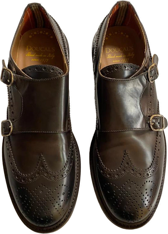 Scarpa uomo Doucal's in pelle marrone con doppia fibbia e motivo brogue, stile loafer elegante.