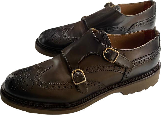 Scarpa uomo Doucal's in pelle marrone con doppia fibbia e stile brogue, perfetta come mocassino o loafer elegante.
