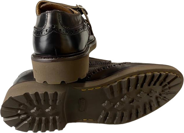 Scarpa uomo Doucal's loafer in pelle marrone con doppia fibbia e dettagli brogue, stile elegante e classico.