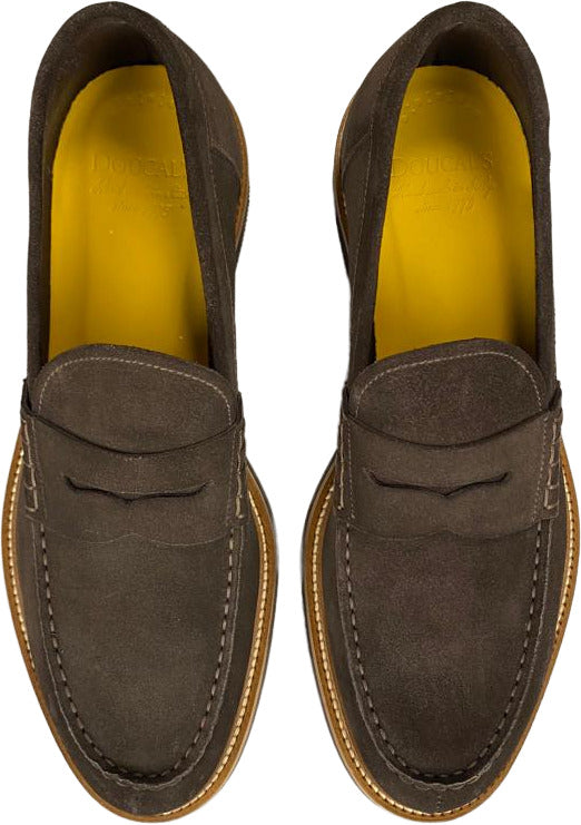 Scarpa uomo Doucal's mocassino in pelle scamosciata marrone, modello loafer, elegante e confortevole.