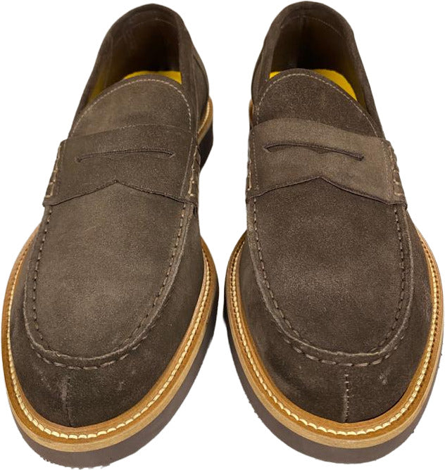 Mocassino uomo Doucal's in pelle scamosciata marrone, modello loafer, vista laterale su sfondo neutro.