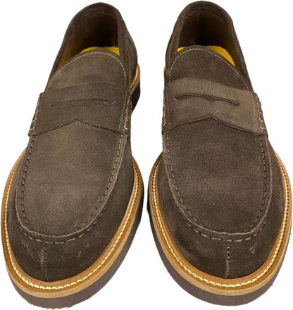 Mocassino uomo Doucal's in pelle scamosciata marrone, modello loafer, vista laterale su sfondo neutro.