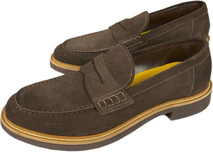 Scarpa uomo Doucal's mocassino in pelle scamosciata marrone, stile loafer, dettaglio elegante e comodo.