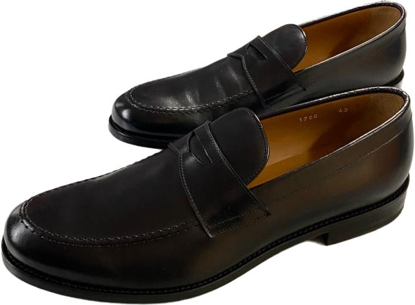 Mocassino uomo Doucal's in pelle nero, scarpa elegante in stile loafer, con dettagli raffinati e suola in gomma.