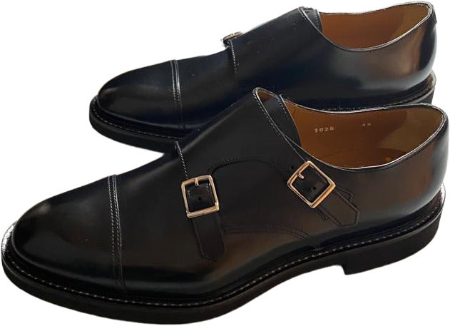 Mocassino uomo Doucal's in pelle liscia nero, scarpa elegante in stile loafer, vista frontale.