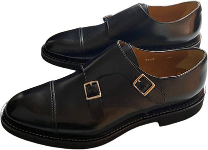 Mocassino uomo Doucal's in pelle liscia nero, scarpa elegante in stile loafer, vista frontale.