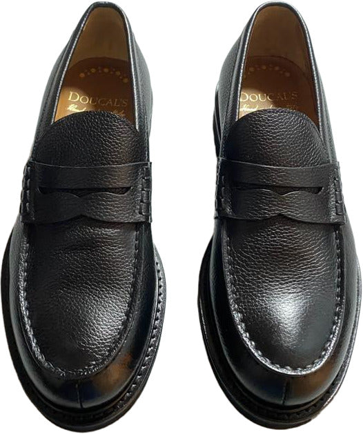 Mocassino uomo Doucal's in pelle nera, calzatura elegante in stile loafer, suola in gomma, numero 38.