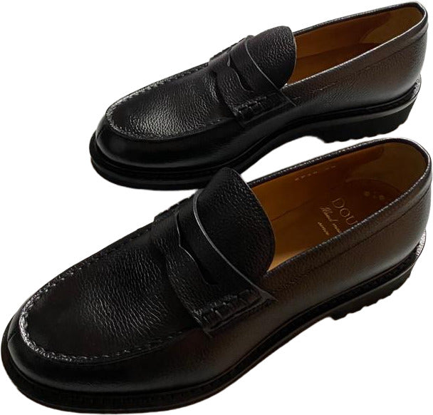 Scarpa uomo Doucal's mocassino in pelle nera, modello loafer, con design elegante e dettagli raffinati.