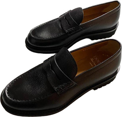 Scarpa uomo Doucal's mocassino in pelle nera, modello loafer, con design elegante e dettagli raffinati.