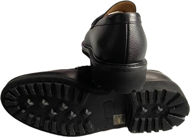 Scarpa uomo Doucal's mocassino in pelle nero, stile loafer, con design elegante e dettagli classici.
