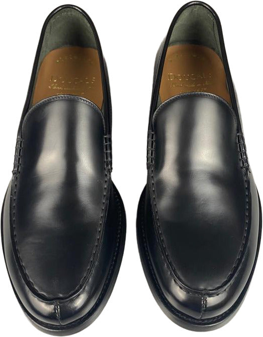 Scarpa uomo Doucal's mocassino in pelle liscia blu, modello loafer, con dettagli eleganti e suola in gomma.