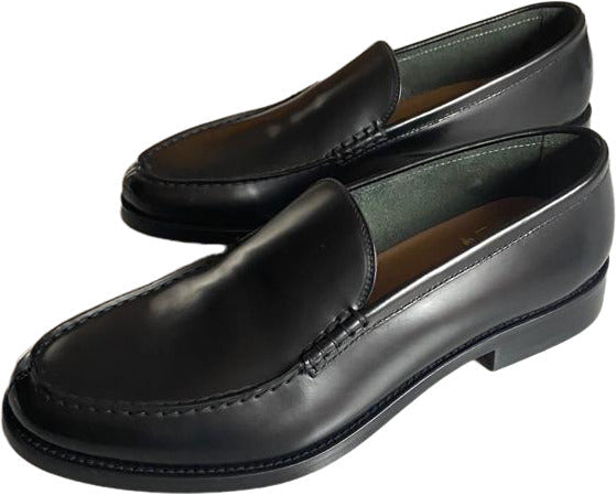 Mocassino uomo Doucal's in pelle liscia blu, scarpa loafer elegante per moda uomo, dettaglio della tomaia in pelle.