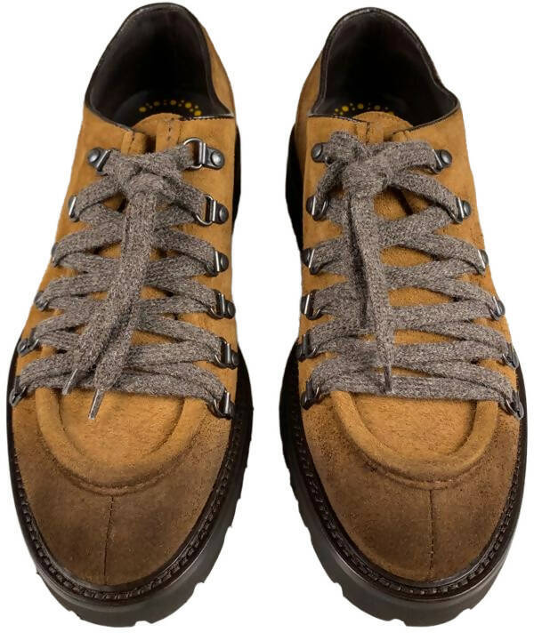 Scarpa uomo Doucal's Derby in suede color cammello con lacci a contrasto e ganci metallici, scarpe stringate basse.