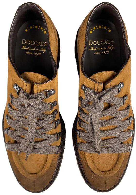 Scarpa Derby uomo Doucal's in suede color cammello con lacci a contrasto e ganci metallici, scarpe stringate basse eleganti e casual.