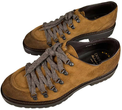 Scarpa uomo Doucal's Derby in suede color cammello con lacci a contrasto e ganci metallici, scarpe stringate basse per uomo.