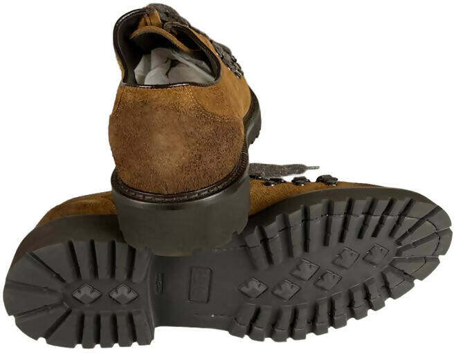 Scarpa uomo Doucal's Derby in suede color cammello, con lacci a contrasto e ganci metallici, scarpe stringate basse.
