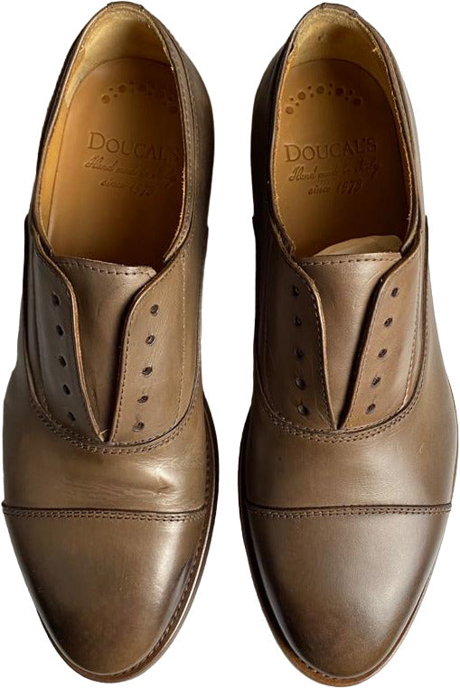 Scarpa uomo Doucal's francesina stringata in pelle marrone, stile cap toe, scarpe basse eleganti per moda uomo.