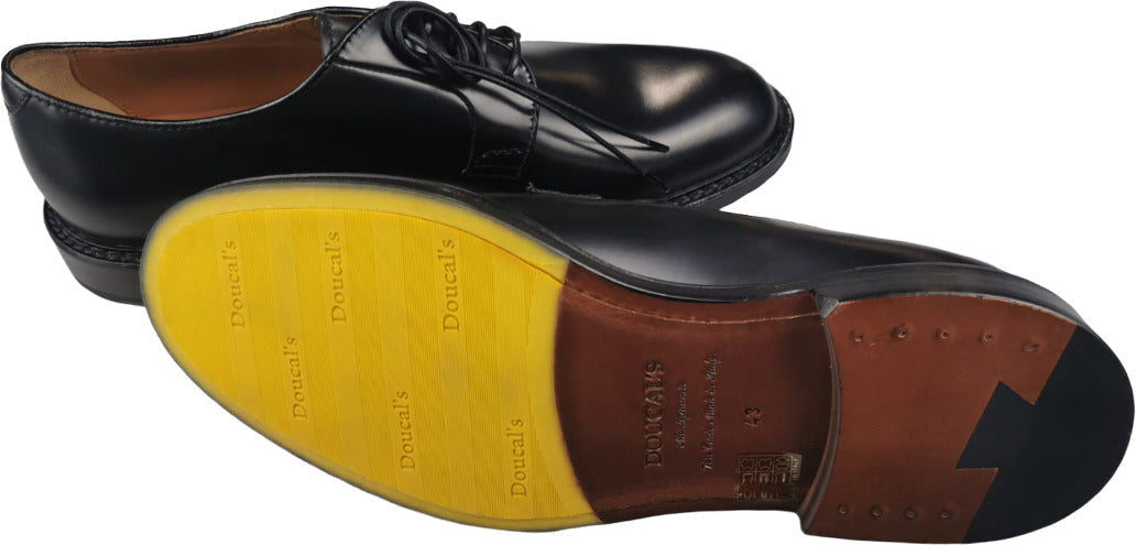 Scarpe Derby Doucal's da uomo in pelle nera, stringate eleganti e classiche, ideali per look formali e sofisticati.