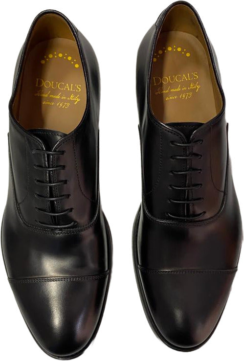 Scarpa uomo Doucal's Oxford cap toe in pelle nera, scarpa stringata bassa in stile elegante e classico.