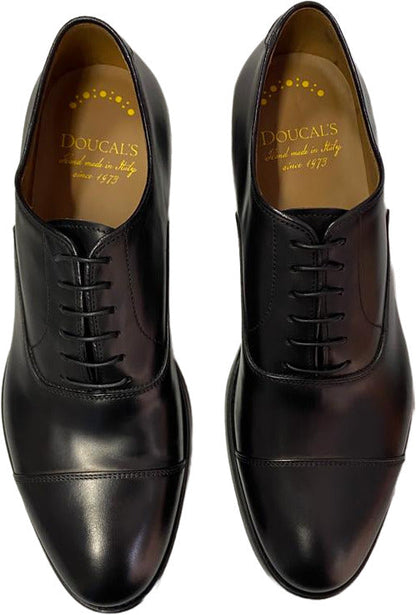 Scarpa uomo Doucal's Oxford cap toe in pelle nera, scarpa stringata bassa in stile elegante e classico.