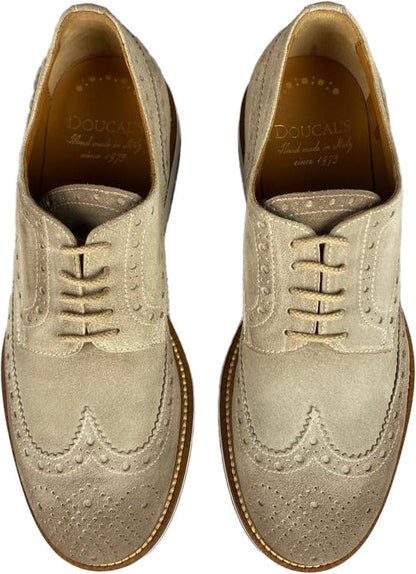 Scarpa uomo Doucal's Derby stringata brogue in scamosciato colore daino, calzature basse eleganti e classiche.