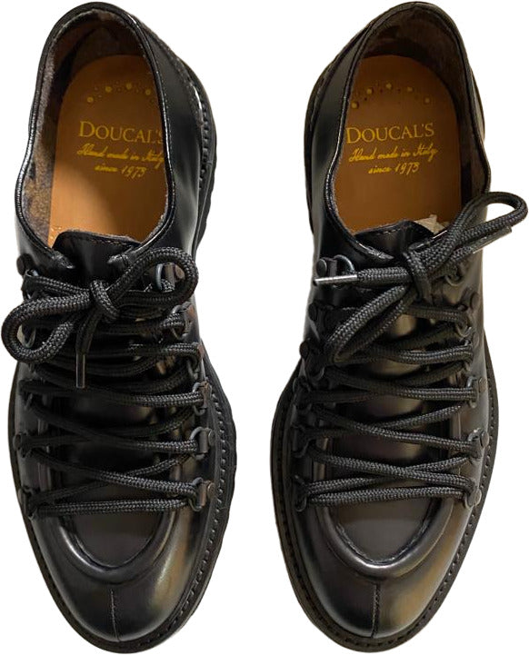 Scarpa uomo Doucal's Derby in pelle nera, scarpe stringate basse in stile moda uomo.