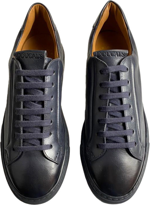 Sneaker uomo Doucal's in pelle blu, stile casual e sportivo, made in Italia, con design moderno e comodo.