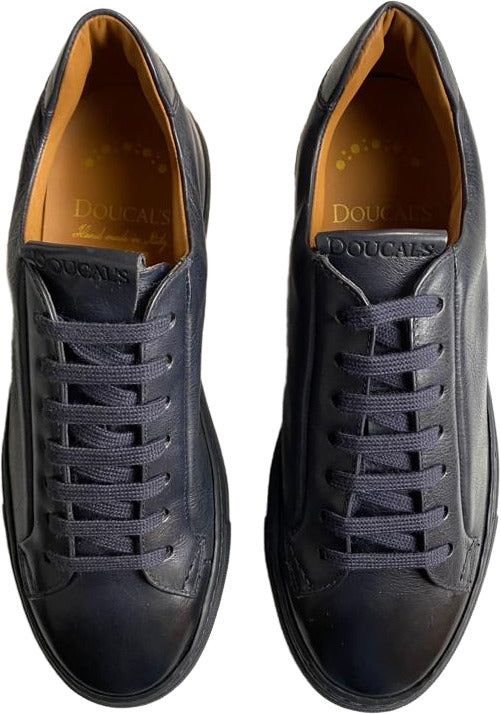 Sneaker uomo Doucal's in pelle blu, modello casual, Made in Italy, con design elegante e comodo, per uno stile raffinato.