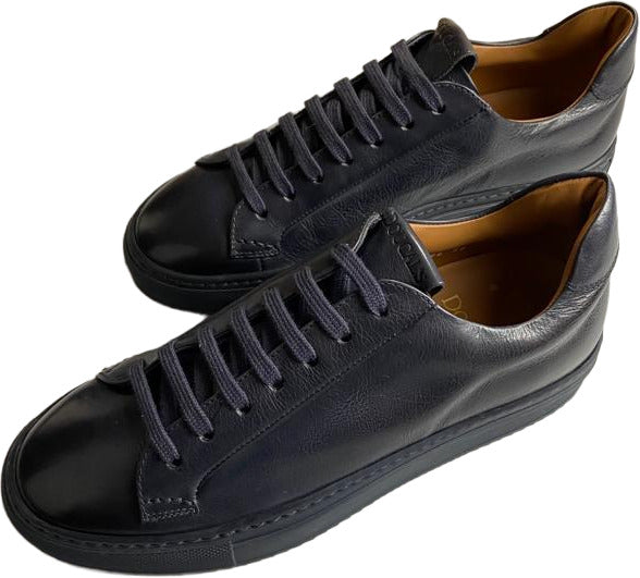 Scarpa sneaker uomo Doucal's in pelle blu, casual e made in Italy, con design elegante e comodo per l'uso quotidiano.