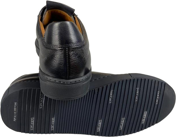 Scarpa uomo Doucal's sneaker casual in pelle blu, made in Italy, con suola bianca e design elegante per stile quotidiano.