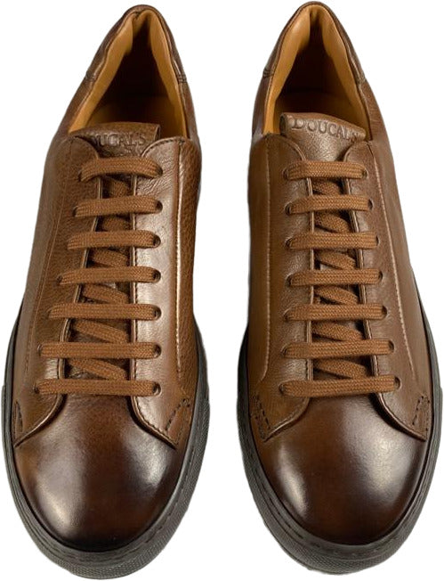 Scarpa uomo Doucal's sneaker in pelle marrone, modello casual, con suola bianca e design elegante.