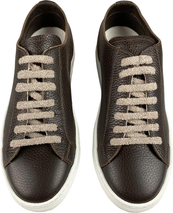 Sneaker Doucal's da uomo in pelle marrone, stile casual, con dettagli eleganti e suola bianca.