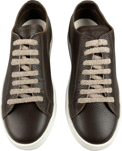 Sneaker Doucal's da uomo in pelle marrone, stile casual, con dettagli eleganti e suola bianca.