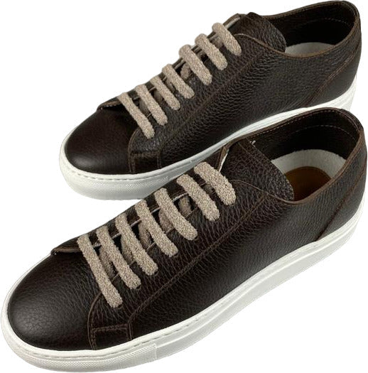 Scarpa uomo Doucal's sneaker casual in pelle marrone, modello in stile sportivo con suola resistente e design elegante.