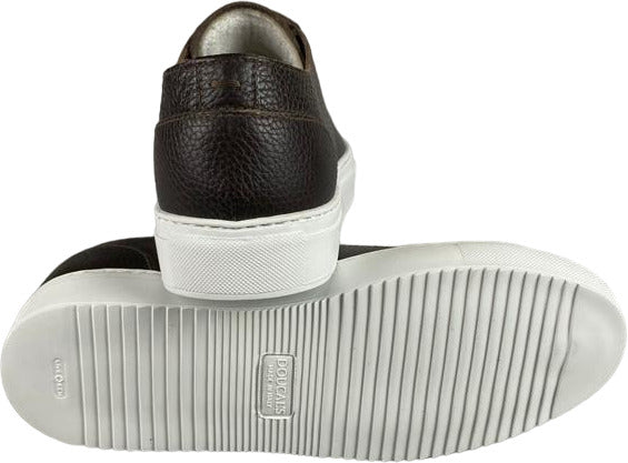 Sneaker casual Doucal's da uomo in pelle marrone, vista frontale su scarpa in pelle morbida e dettagli eleganti.