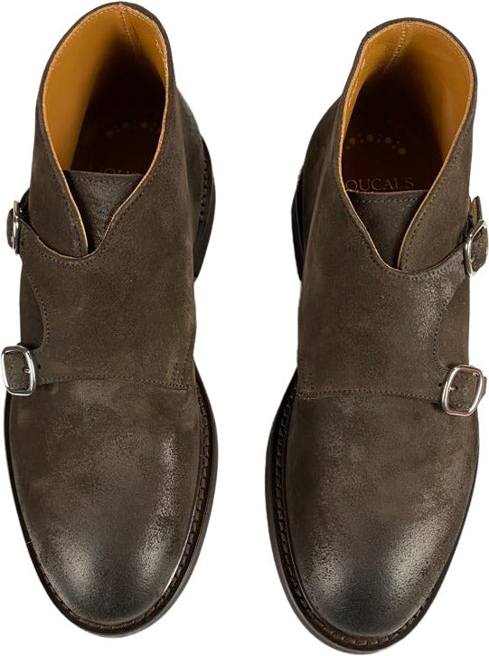 Stivaletto uomo Doucal's in pelle scamosciata marrone con doppia fibbia, stile polacchini, perfetto per moda maschile.