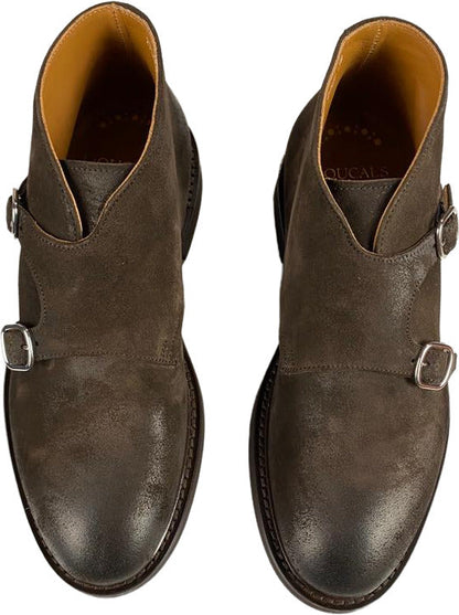 Stivaletto uomo Doucal's in pelle scamosciata marrone con doppia fibbia, stile polacchini, perfetto per moda maschile.