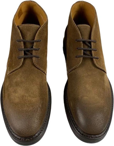 Scarpa uomo Doucal's polacchini in pelle scamosciata marrone, stile stivaletto elegante e casual, con suola robusta.